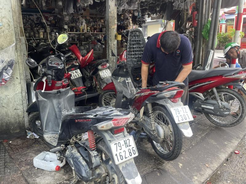Sữa xe máy ở Nha Trang sau lũ, 'nhiều gấp 100 lần ngày thường'- Ảnh 5.