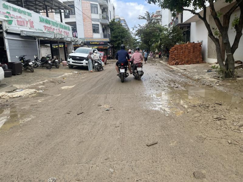 Sữa xe máy ở Nha Trang sau lũ, 'nhiều gấp 100 lần ngày thường'- Ảnh 12.