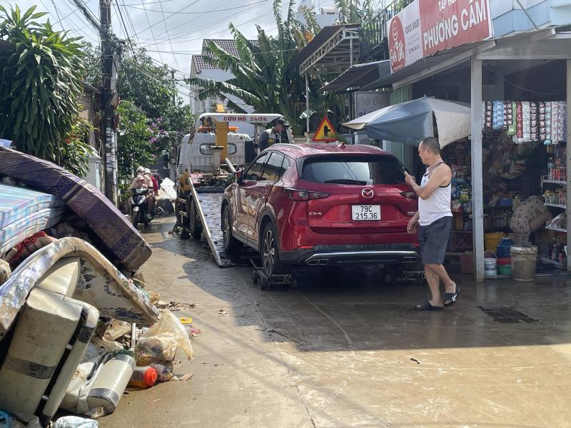 Ô tô hỏng sau lũ, hãng sửa xe ở Nha Trang hẹn khách 'ra tết lấy' - Ảnh 2.