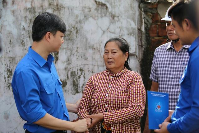 Anh Nguyễn Minh Triết thăm hỏi và hỗ trợ người dân vùng lũ Gia Lai - Ảnh 3.