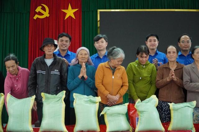 Anh Nguyễn Minh Triết thăm hỏi và hỗ trợ người dân vùng lũ Gia Lai - Ảnh 1.