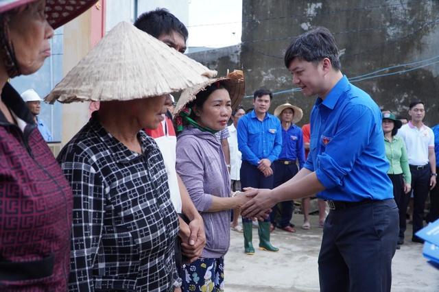 Anh Nguyễn Minh Triết thăm hỏi và hỗ trợ người dân vùng lũ Gia Lai - Ảnh 5.