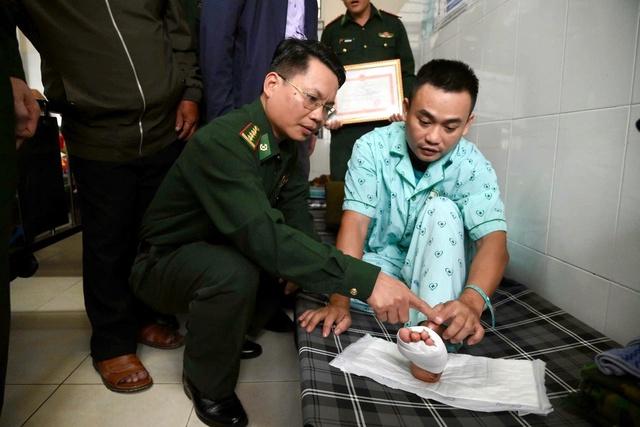 Tặng bằng khen cho thiếu tá biên phòng bị thương khi cứu dân trong mưa lũ- Ảnh 1.