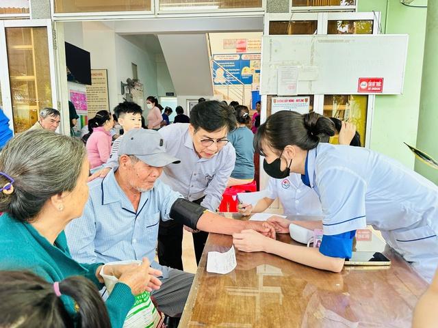 Bệnh viện đa khoa Khánh Hòa khám bệnh, cấp thuốc miễn phí cho người dân vùng lũ- Ảnh 1.