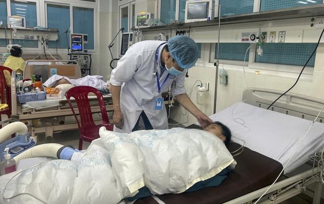 Quảng Ngãi: Người đàn ông ôm hai cháu bé nhảy cầu Trường Xuân, một bé tử vong- Ảnh 1.