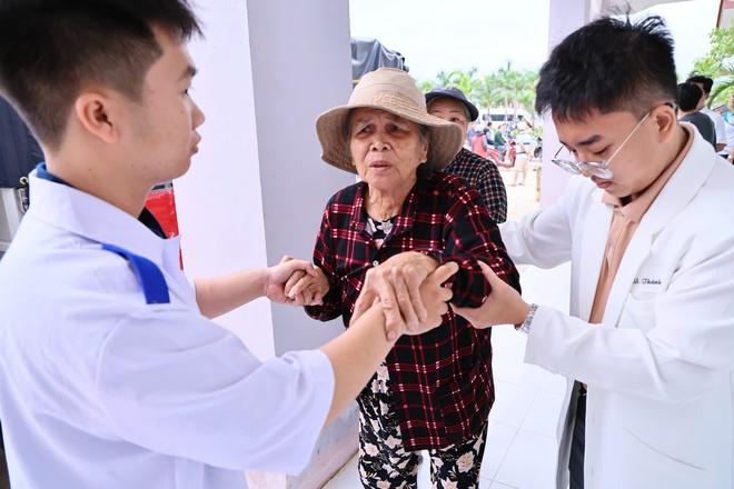 Giám đốc Sở Y tế Đồng Nai kể hành trình nghĩa tình đến vùng lũ Đắk Lắk- Ảnh 9.