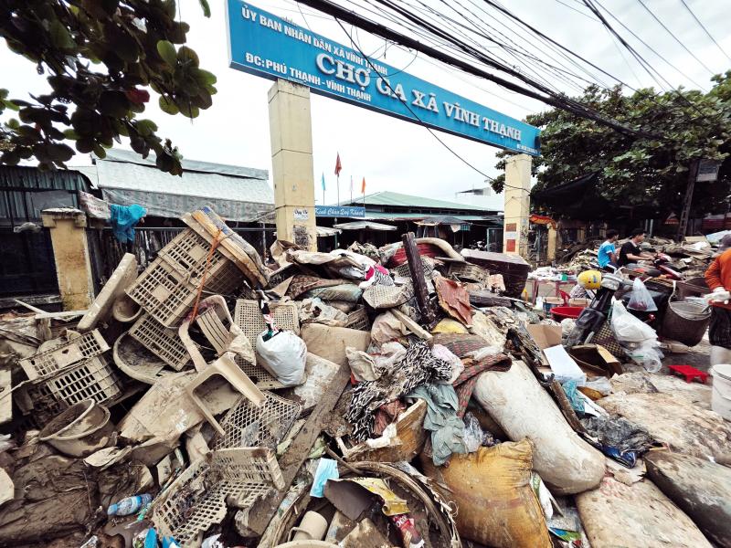 Khánh Hòa: ‘Núi’ rác chồng chất sau lũ - Ảnh 2.