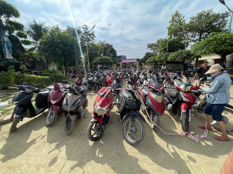 100 Thợ sửa xe từ miền bắc hỗ trợ người dân khánh hòa khắc phục hậu quả lũ lụt - Ảnh 8.