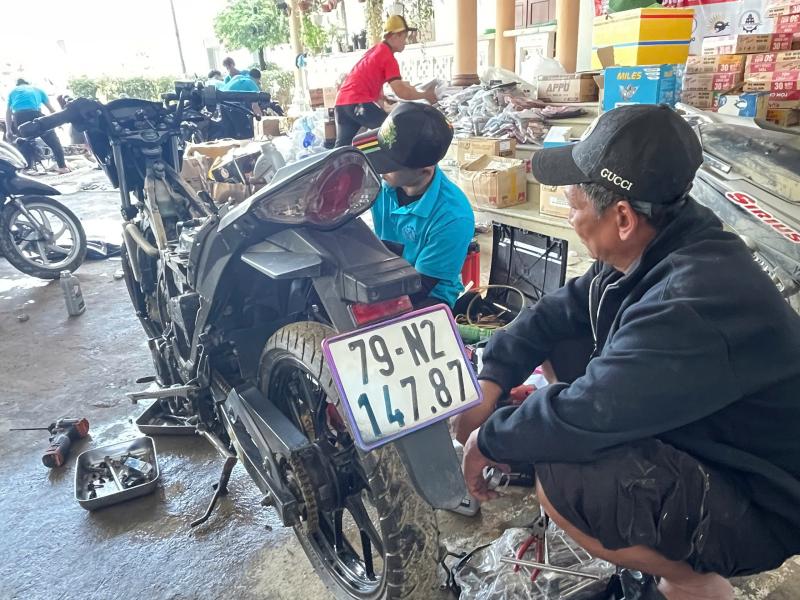100 Thợ sửa xe từ miền bắc hỗ trợ người dân khánh hòa khắc phục hậu quả lũ lụt - Ảnh 11.