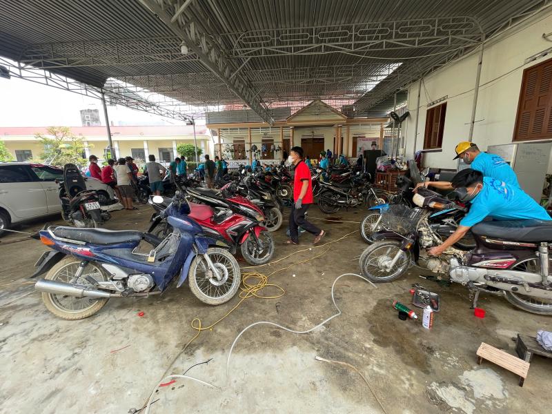 100 Thợ sửa xe từ miền bắc hỗ trợ người dân khánh hòa khắc phục hậu quả lũ lụt - Ảnh 12.