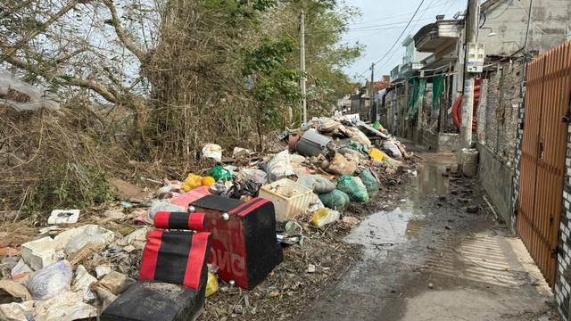 'Nước lũ mà có sóng': Xóm Bầu ở Đắk Lắk tan hoang, 8 căn nhà bị đánh sập - Ảnh 3.