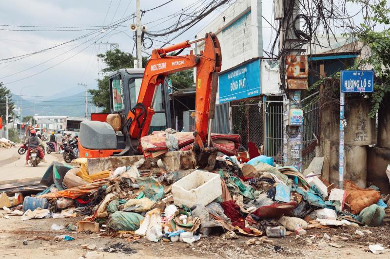 Khánh Hòa: ‘Núi’ rác chồng chất sau lũ - Ảnh 6.