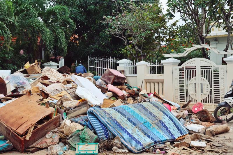 Khánh Hòa: ‘Núi’ rác chồng chất sau lũ - Ảnh 4.