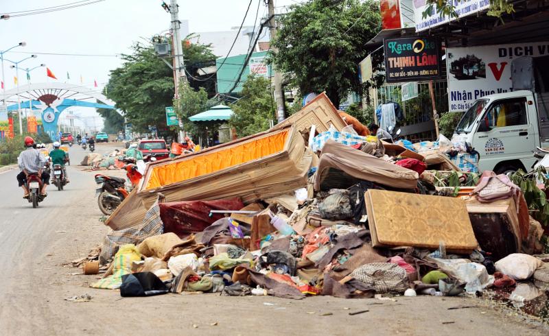 Khánh Hòa: ‘Núi’ rác chồng chất sau lũ - Ảnh 10.