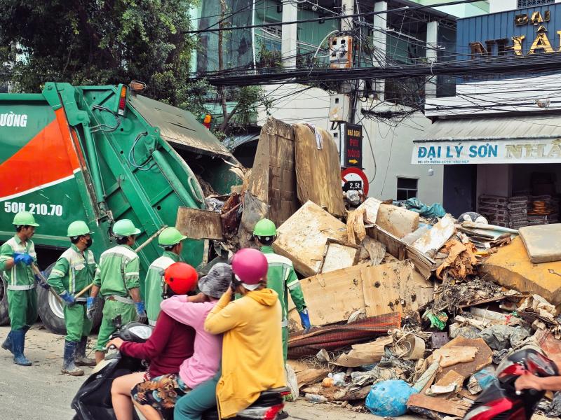 Khánh Hòa: ‘Núi’ rác chồng chất sau lũ - Ảnh 11.