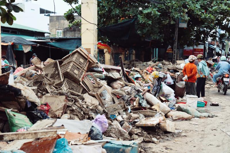 Khánh Hòa: ‘Núi’ rác chồng chất sau lũ - Ảnh 12.