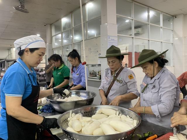 Bếp dã chiến nấu hàng ngàn suất cơm tặng người dân vùng lũ Đắk Lắk - Ảnh 1.
