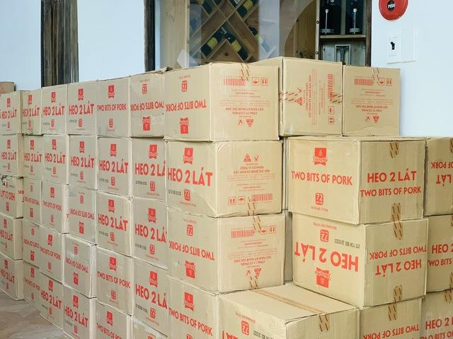 Bếp dã chiến nấu hàng ngàn suất cơm tặng người dân vùng lũ Đắk Lắk - Ảnh 4.