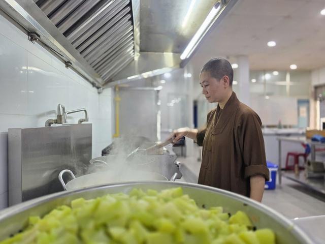 Bếp dã chiến nấu hàng ngàn suất cơm tặng người dân vùng lũ Đắk Lắk - Ảnh 3.