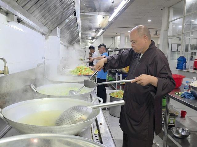 Bếp dã chiến nấu hàng ngàn suất cơm tặng người dân vùng lũ Đắk Lắk - Ảnh 2.
