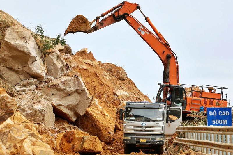 Cận cảnh đèo Khánh Lê ngổn ngang đất đá sau mưa lũ - Ảnh 1.