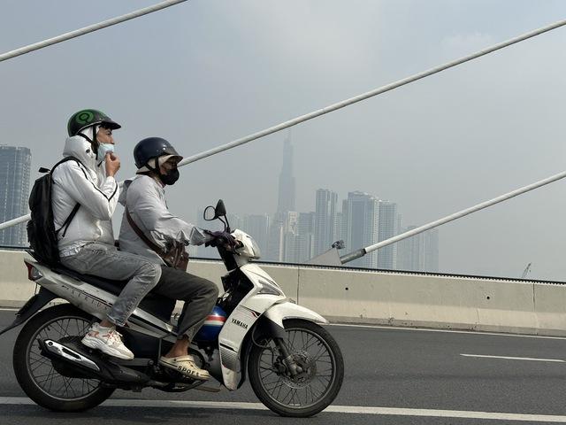 Sáng nay trời TP.HCM lại mù mịt bụi khói bụi, ô nhiễm không khí mức nào? - Ảnh 1. Sáng nay trời TP.HCM lại mù mịt bụi khói bụi, ô nhiễm không khí mức nào? - Ảnh 1.