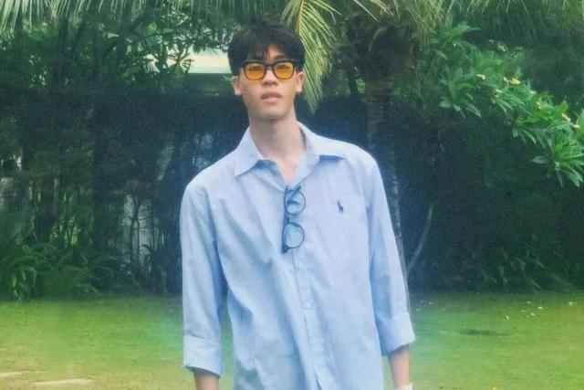 Chờ xe buýt vẫn nhận… bê tráp giúp người lạ, chàng trai gây 'sốt' mạng xã hội  - Ảnh 2.
