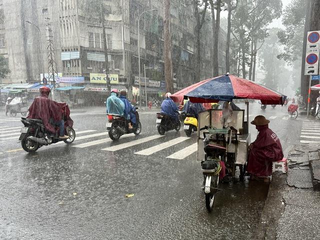 Sài Gòn đang sấm to, mưa lớn   - Ảnh 4.