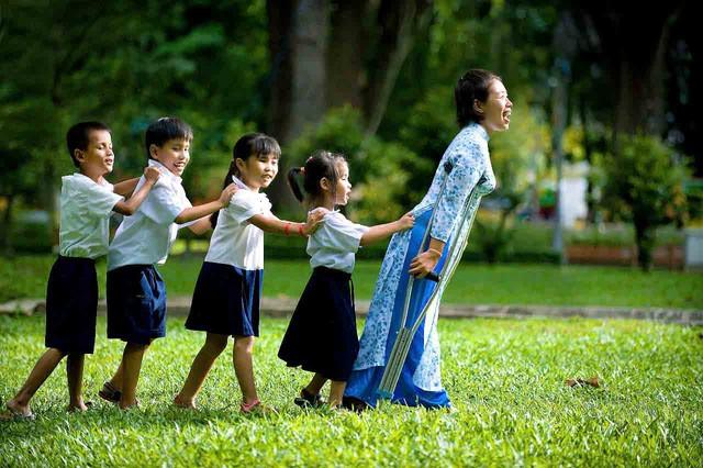 Kẻ tổn thương chọn yêu thương người khác qua bài học từ Thanh Niên và tôi - Ảnh 1.