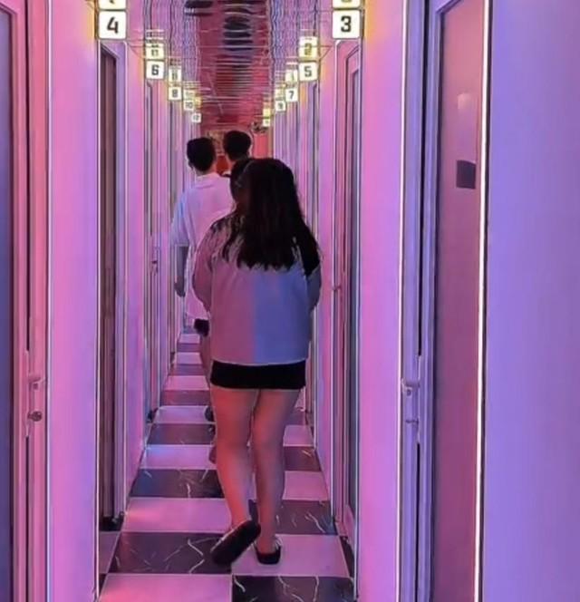 Karaoke chỉ có… 1 người- Ảnh 2.