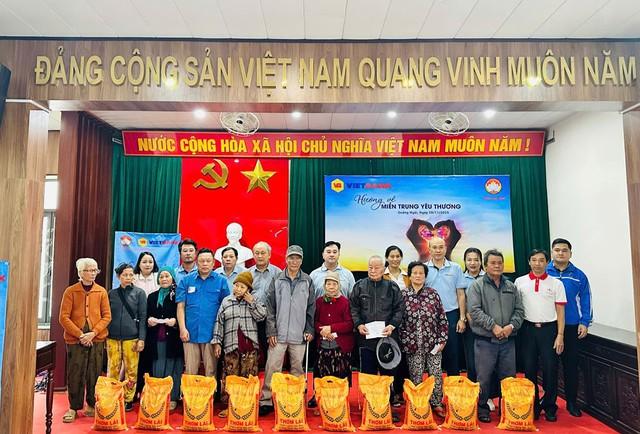 Vietbank hướng về miền Trung yêu thương, trao 3.600 suất quà cho đồng bào vùng lũ- Ảnh 1.
