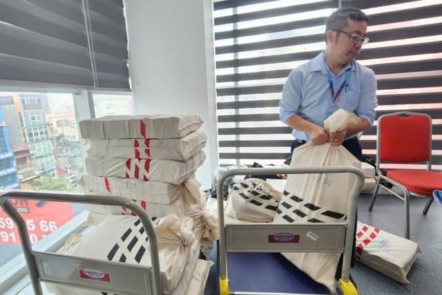 Người dân ven hồ Gươm nhận ‘bao tải tiền’ đền bù đất làm quảng trường phía đông- Ảnh 1.
