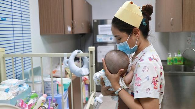 Em bé sơ sinh bị bỏ lại Bệnh viện thành ' con chung ' của cả khoa - Ảnh 1.