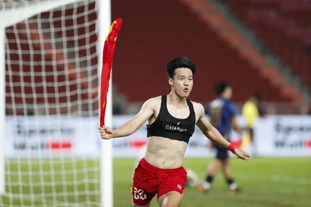 Dân mạng tò mò chiếc áo 'crop top' của Thanh Nhàn - Ảnh 1.