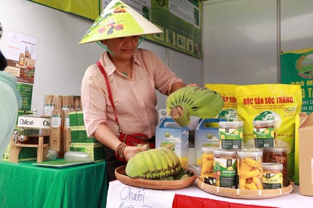 Cận cảnh trái cây độc lạ trong phiên chợ nông sản vùng miền - Bình Đông - Ảnh 1.
