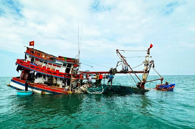 Cà Mau: Cứu 13 ngư dân tàu cá va đá ngầm bị chìm ở đảo Hòn Chuối    - Ảnh 1.
