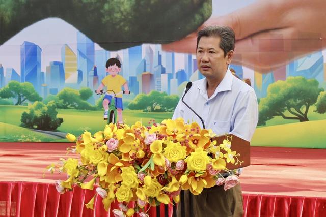 Người dân TP . HCM đổi pin cũ lấy quà thân thiện môi trường tại Dĩ An - Ảnh 2.
