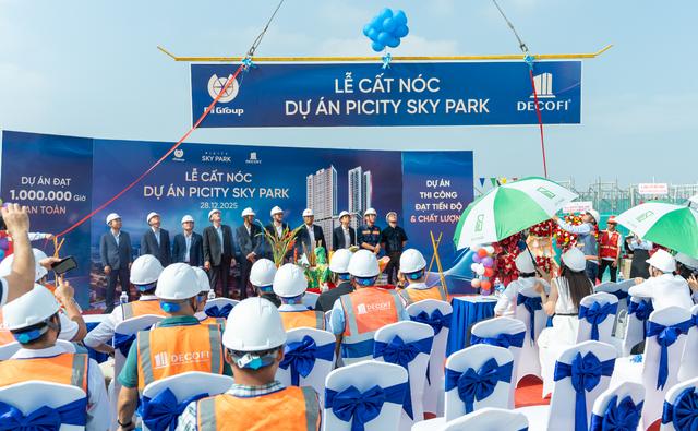 Picity Sky Park chính thức cất nóc tại tâm điểm trục đại lộ Phạm Văn Đồng - Ảnh 1.