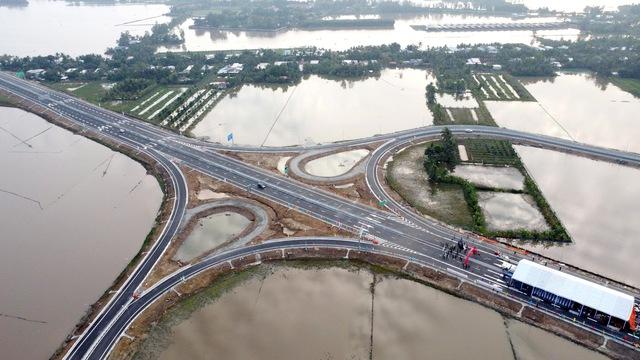 Xuân về sớm trên 3.000 km cao tốc Bắc - Nam- Ảnh 1.