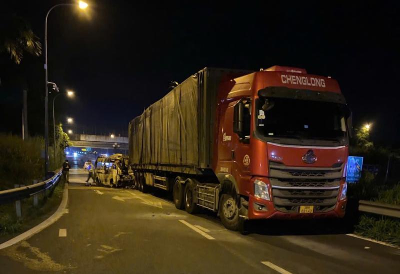 Xe cứu thương tông xe đầu kéo gần cao tốc TP.HCM - Long Thành - Dầu Giây: 3 người tử vong- Ảnh 2.