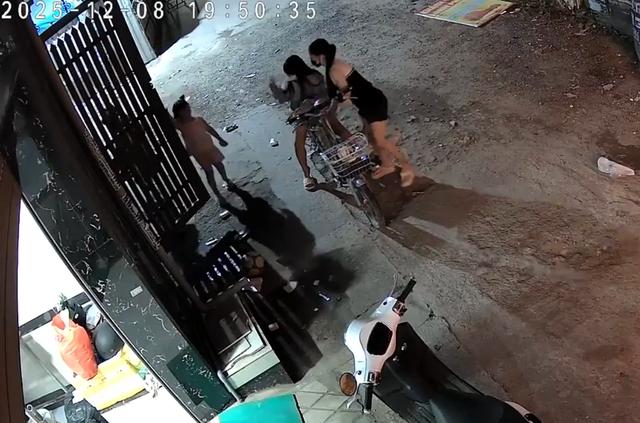 Bé gái 5 tuổi bị lột bông tai: Sự việc gây hoang mang tại Tân Vĩnh Lộc - Ảnh 1.