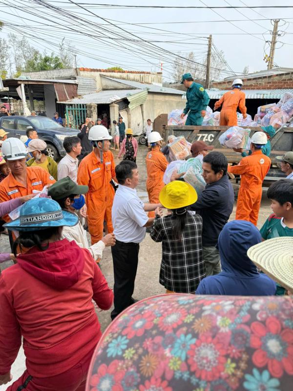EVNGENCO3 hỗ trợ hơn 7 tỉ đồng cho miền Trung, Tây nguyên sau bão lũ - Ảnh 11.