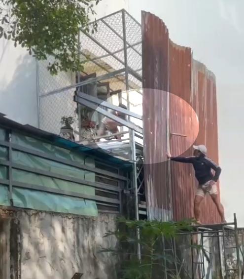 Người đàn ông ở TP.HCM khổ sở vì hàng xóm liên tục gây rối- Ảnh 1.