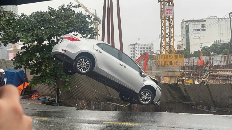 Đà Nẵng 'tuýt còi' đại công trình, khẩn cấp xử lý hố tử thần 'nuốt' ô tô - Ảnh 1.