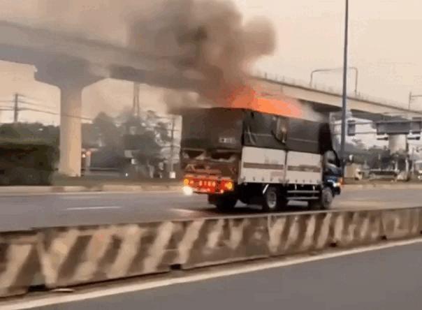 TP.HCM: Tài xế lái xe tải cháy ngùn ngụt đến trụ sở cảnh sát cầu cứu- Ảnh 1.