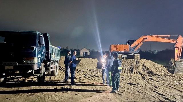 Cảnh sát đột kích rạng sáng, tạm giữ 39 người ở bãi khai thác cát trái phép - Ảnh 3.