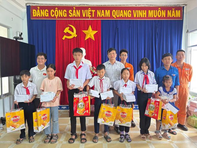 EVNGENCO3 hỗ trợ hơn 7 tỉ đồng cho miền Trung, Tây nguyên sau bão lũ - Ảnh 17.
