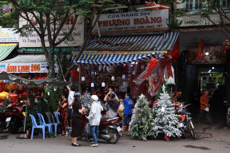 Phố Hải Thượng Lãn Ông: Người dân TP.HCM nhộn nhịp mua sắm đón Giáng sinh 2025 - Ảnh 2.