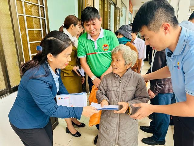 Vietbank hướng về miền Trung yêu thương, trao 3.600 suất quà cho đồng bào vùng lũ- Ảnh 2.