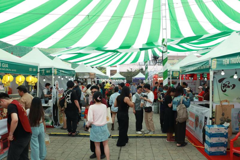 Lễ hội ẩm thực Chợ Lớn: Tấp nập khách đến thưởng thức trăm món ngon - Ảnh 1.